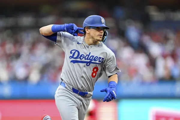 ▲E.赫南德茲（Enrique Hernández）開轟學大谷翔平廣告動作。（圖／達志影像／美聯社）