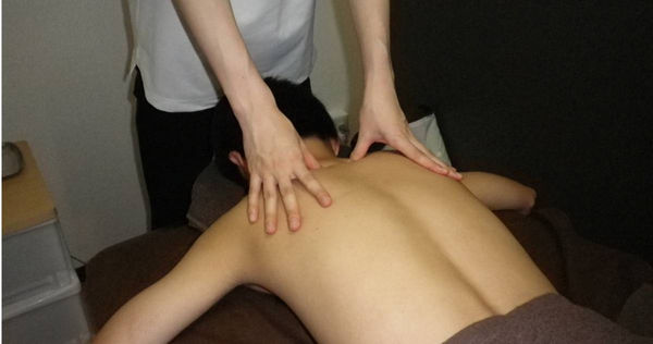 一名男性工程師在肩頸按摩隔天，左半邊身體無法動彈，就醫發現是頸動脈剝離引起腦中風。圖僅示意，非當事人。（示意圖／翻攝自photoAC）