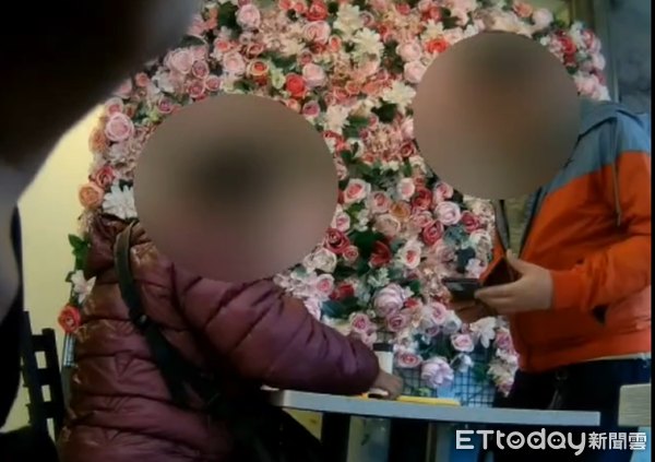 ▲員警埋伏超商內監控被害人與車手完成交易。（圖／桃園警分局提供）