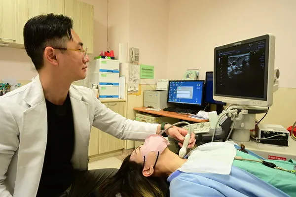 ▲▼醫師透過甲狀腺超音波檢查是否有異狀。（圖／亞大醫院提供）