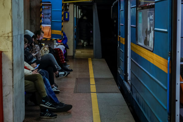 ▲▼ 烏克蘭民眾6日在地鐵站躲避俄軍攻擊。（圖／路透）