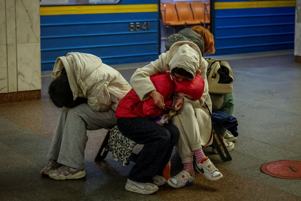 ▲▼ 烏克蘭民眾6日在地鐵站躲避俄軍攻擊。（圖／路透）