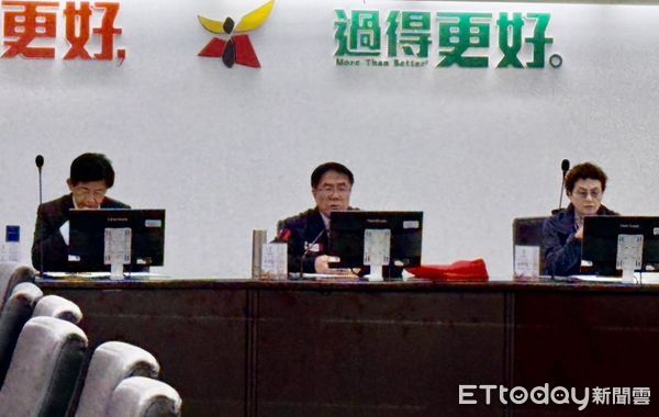 ▲因應美國川普政府最新關稅政策影響，台南市長黃偉哲6日召集副市長、秘書長與經發局、農業局等相關局處，組成「針對美國政府關稅緊急應變小組」，研討三項策略。（圖／記者林東良翻攝，下同）