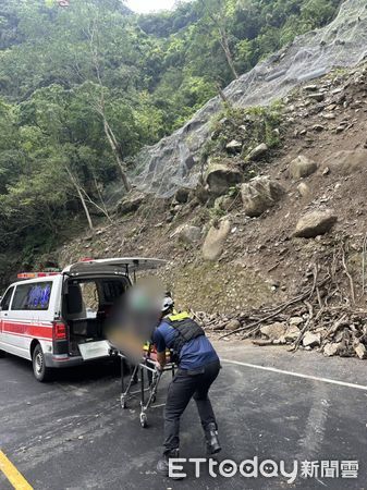 ▲▼             台8線中橫公路181公里處工人駕駛山貓翻覆，命為搶救中。（圖／記者王兆麟翻攝，下同）