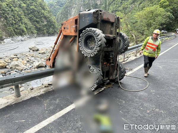 ▲▼             台8線中橫公路181公里處工人駕駛山貓翻覆，命為搶救中。（圖／記者王兆麟翻攝，下同）
