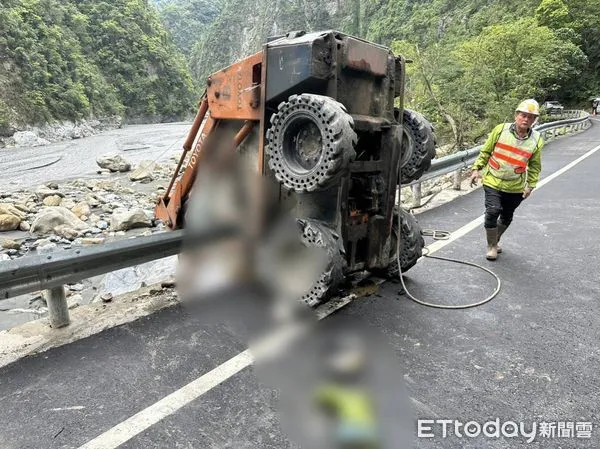 ▲▼             台8線中橫公路181公里處工人駕駛山貓翻覆，命為搶救中。（圖／記者王兆麟翻攝，下同）