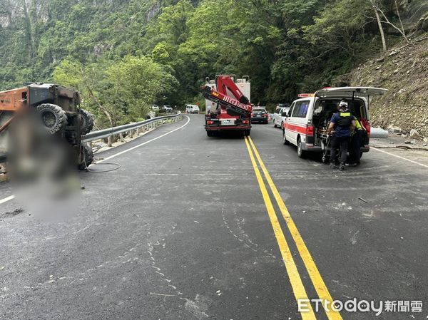 ▲▼             台8線中橫公路181公里處工人駕駛山貓翻覆，命為搶救中。（圖／記者王兆麟翻攝，下同）