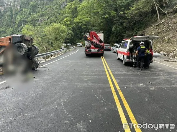 ▲▼             台8線中橫公路181公里處工人駕駛山貓翻覆，命為搶救中。（圖／記者王兆麟翻攝，下同）