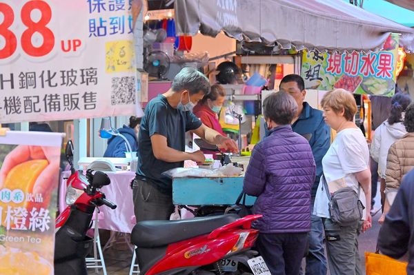 ▲▼豐原廟東麥芽餅，好吃不卡牙又滿滿香菜爽。（圖／部落客橘子狗提供）