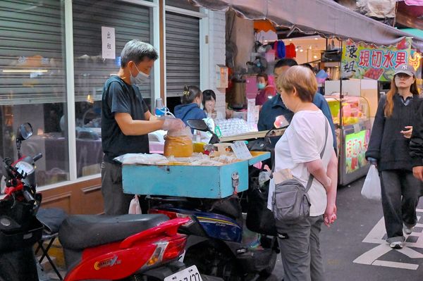 ▲▼豐原廟東麥芽餅，好吃不卡牙又滿滿香菜爽。（圖／部落客橘子狗提供）