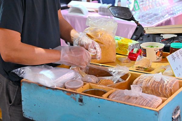 ▲▼豐原廟東麥芽餅，好吃不卡牙又滿滿香菜爽。（圖／部落客橘子狗提供）
