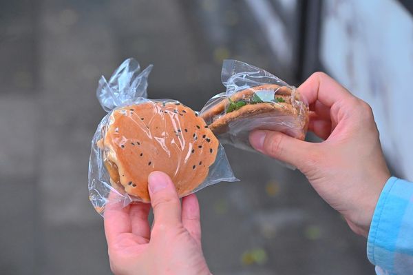 ▲▼豐原廟東麥芽餅，好吃不卡牙又滿滿香菜爽。（圖／部落客橘子狗提供）