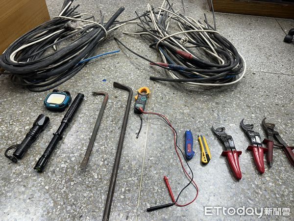 ▲信義警方逮捕高姓通緝犯和共犯李男。（圖／記者張君豪翻攝）