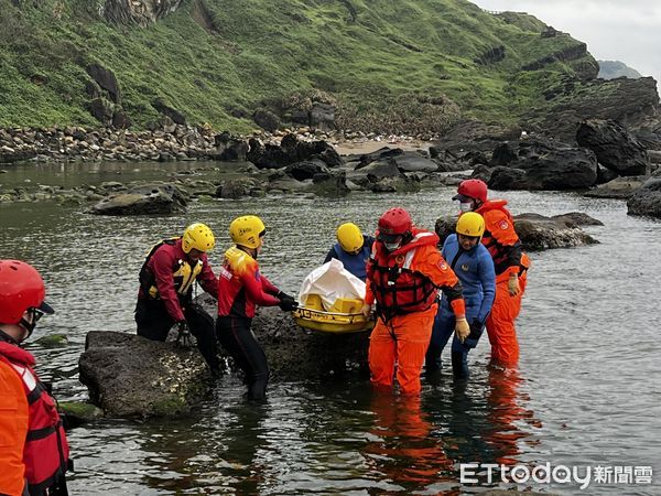 ▲基隆望幽谷下方礁岩驚見男屍。（圖／記者郭世賢翻攝，下同）