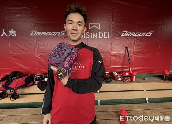 ▲味全龍隊投手林子昱訂製紫色手套。（圖／記者陳立勳攝）