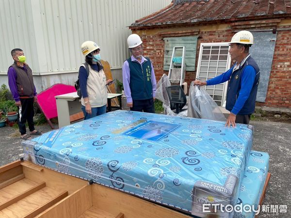 ▲台南市勞工局做工行善團志工，前往柳營區進行弱勢家庭房屋修繕，努力幫助有需要的家庭儘快恢復應有的居住品質。（圖／記者林東良翻攝，下同）