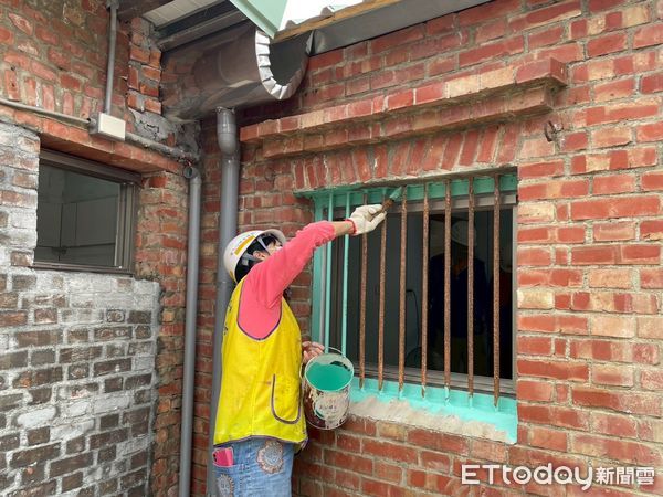 ▲台南市勞工局做工行善團志工，前往柳營區進行弱勢家庭房屋修繕，努力幫助有需要的家庭儘快恢復應有的居住品質。（圖／記者林東良翻攝，下同）