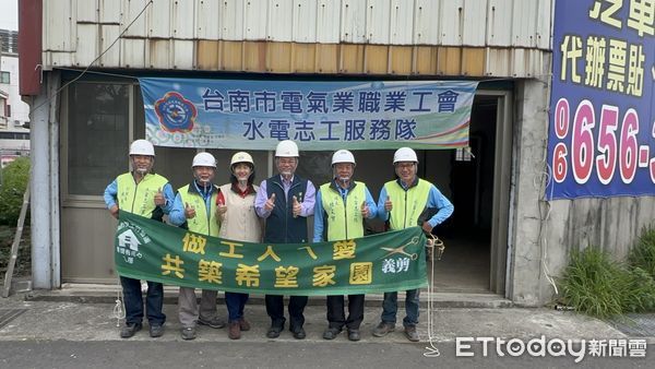 ▲台南市勞工局做工行善團志工，前往柳營區進行弱勢家庭房屋修繕，努力幫助有需要的家庭儘快恢復應有的居住品質。（圖／記者林東良翻攝，下同）
