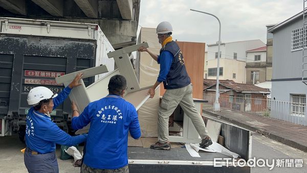 ▲台南市勞工局做工行善團志工，前往柳營區進行弱勢家庭房屋修繕，努力幫助有需要的家庭儘快恢復應有的居住品質。（圖／記者林東良翻攝，下同）