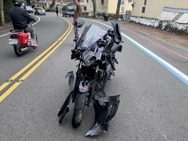 ▲139縣道黃牌重機疑過彎道時壓到碎石失控摔車。（圖／警方提供，以下同）