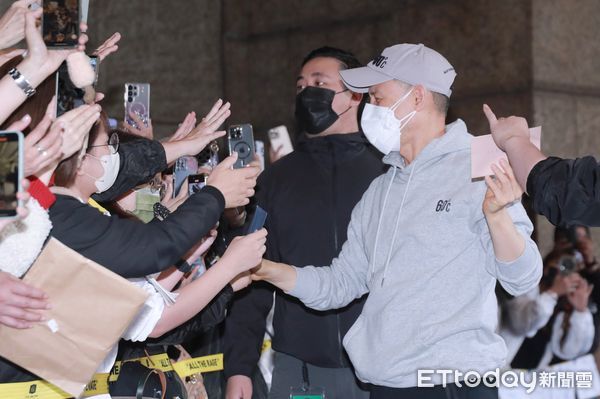 ▲▼張學友演唱會第三天，離開飯店堵拍。（圖／記者周宸亘攝）