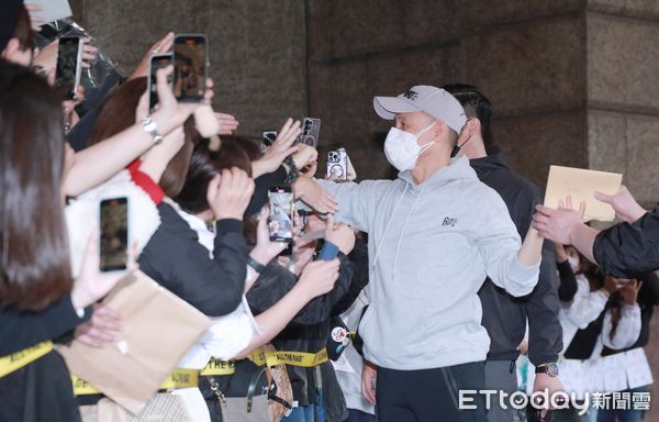 ▲▼張學友演唱會第三天，離開飯店堵拍。（圖／記者周宸亘攝）