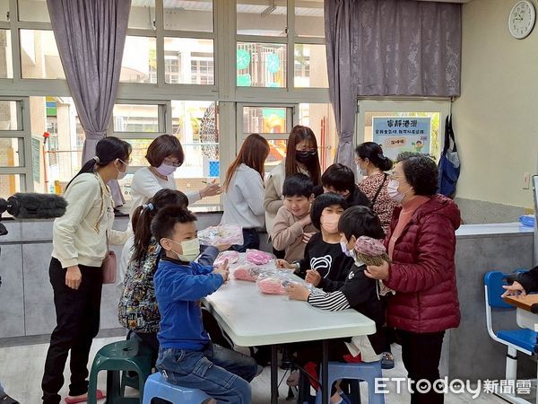 ▲巷弄長照站的老師與長輩們共同發想，希望讓「作業不再是作業」，以不要用的布料，縫製娃娃的衣服，完成後送給虎尾國小學童。（圖／記者游瓊華翻攝）