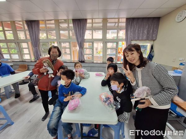 ▲巷弄長照站的老師與長輩們共同發想，希望讓「作業不再是作業」，以不要用的布料，縫製娃娃的衣服，完成後送給虎尾國小學童。（圖／記者游瓊華翻攝）