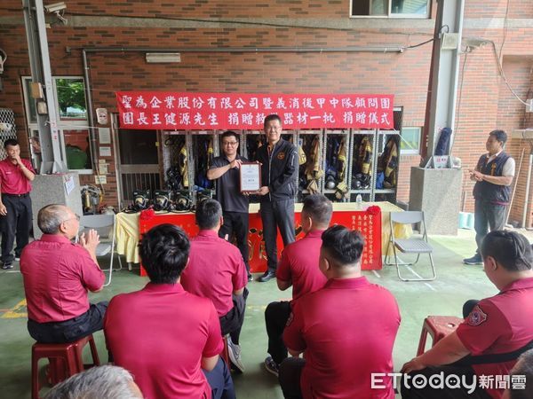 ▲台南市消防局第七大隊後甲分隊，辦理聖為企業股份有限公司捐贈空氣呼吸器面罩一批儀式，由消防局第七大隊大隊長石家源代表受贈。（圖／記者林東良翻攝，下同）