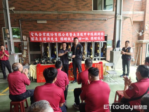 ▲台南市消防局第七大隊後甲分隊，辦理聖為企業股份有限公司捐贈空氣呼吸器面罩一批儀式，由消防局第七大隊大隊長石家源代表受贈。（圖／記者林東良翻攝，下同）