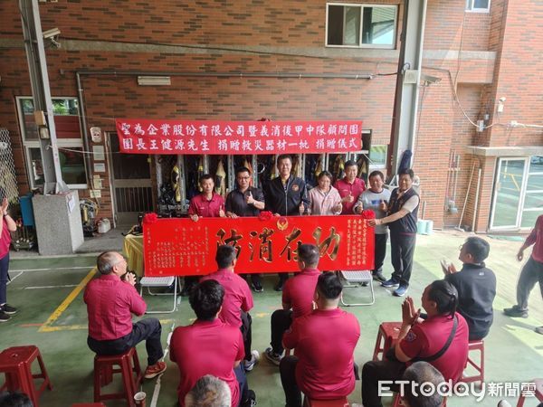 ▲台南市消防局第七大隊後甲分隊，辦理聖為企業股份有限公司捐贈空氣呼吸器面罩一批儀式，由消防局第七大隊大隊長石家源代表受贈。（圖／記者林東良翻攝，下同）