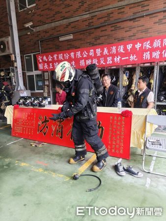 ▲台南市消防局第七大隊後甲分隊，辦理聖為企業股份有限公司捐贈空氣呼吸器面罩一批儀式，由消防局第七大隊大隊長石家源代表受贈。（圖／記者林東良翻攝，下同）