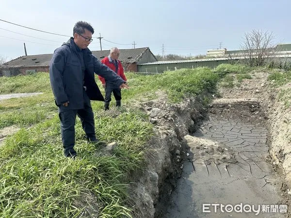 ▲麥寮魚塭遭傾倒不明汙水，引起當地養殖業者恐慌，緊鄰魚塭旁的空地，被挖了長約10公尺、寬約3公尺，深度約一層樓高的大洞。（圖／記者游瓊華翻攝）