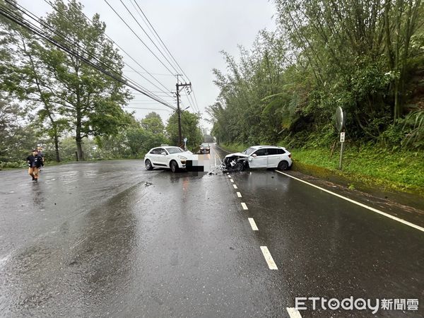 ▲▼             北宜公路23.5公里處2車擦撞。（圖／記者陳以昇翻攝，下同）
