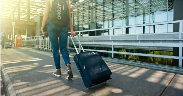 行李使用蘋果AirTag防遺失能找回，有業者表示這只是讓人心安。（示意圖／Pexels）