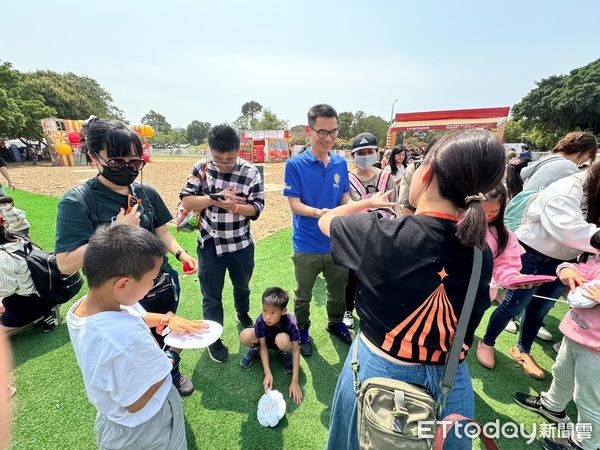 ▲全台最夢幻的藝文節慶「FOCASA幾米馬戲樂園」，市府6日邀請25組身心障礙兒童與家人，入園體驗「幾米馬戲團樂園」各項活動，希望傳遞愛與歡笑的園區精神。（圖／記者林東良翻攝，下同）