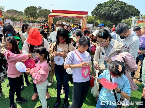 ▲全台最夢幻的藝文節慶「FOCASA幾米馬戲樂園」，市府6日邀請25組身心障礙兒童與家人，入園體驗「幾米馬戲團樂園」各項活動，希望傳遞愛與歡笑的園區精神。（圖／記者林東良翻攝，下同）