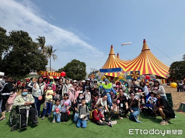 ▲全台最夢幻的藝文節慶「FOCASA幾米馬戲樂園」，市府6日邀請25組身心障礙兒童與家人，入園體驗「幾米馬戲團樂園」各項活動，希望傳遞愛與歡笑的園區精神。（圖／記者林東良翻攝，下同）
