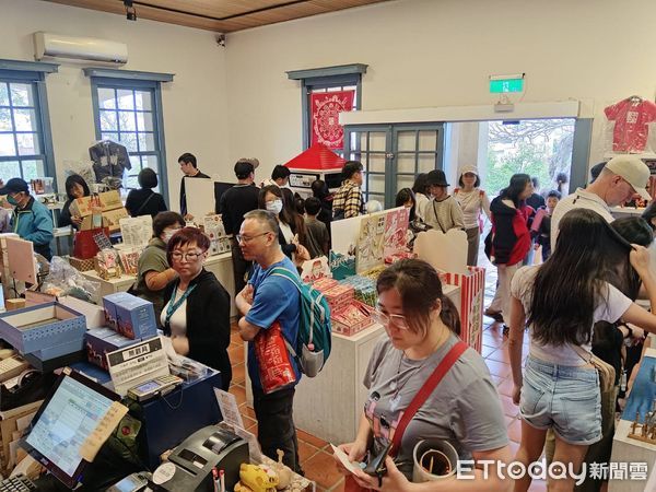 ▲台南市文化局於兒童節連假，各文化場域吸引超過20萬人次，文化吉祥物「巷仔Niau」公仔發揮超人氣，讓門票與文創商品收入突破新台幣300萬元。（圖／記者林東良翻攝，下同）
