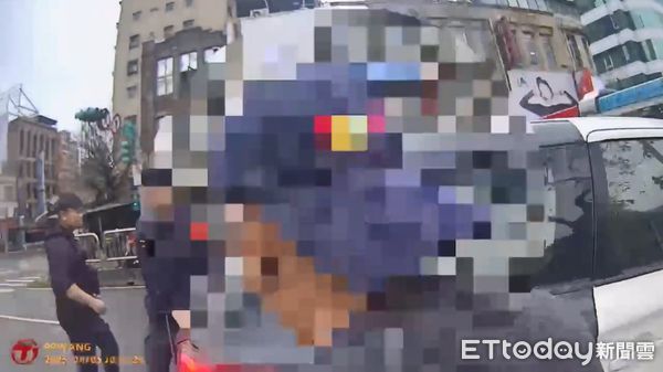 ▲陳嫌在捷運站內竊取商家飲料當場被捕。（圖／記者張君豪翻攝）