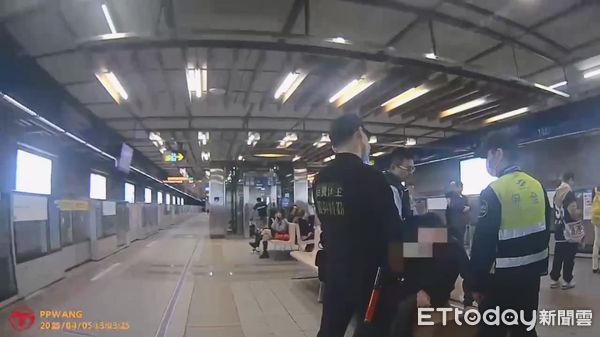 ▲陳嫌在捷運站內竊取商家飲料當場被捕。（圖／記者張君豪翻攝）