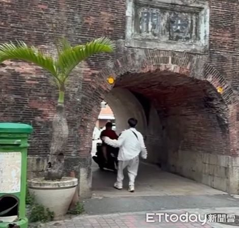 ▲▼恆春白衣男攀古蹟險被撞。（圖／記者陳崑福翻攝）
