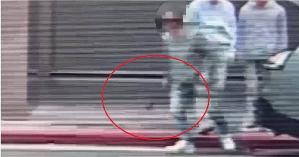 醉酒的39歲周姓男子持開山刀攻擊韓籍申姓大學生，導致男大生背部、腰部遭砍傷。（圖／三立新聞網提供）