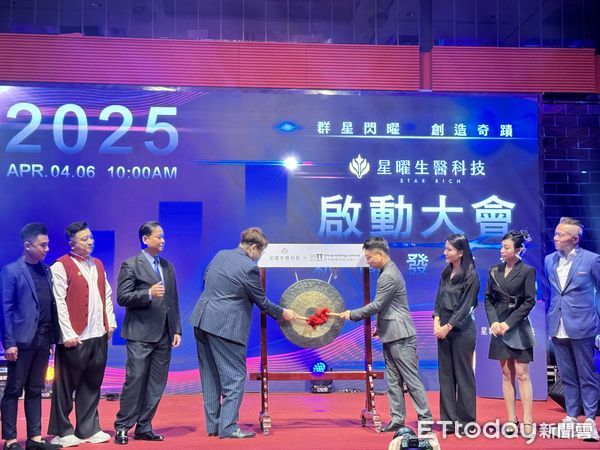 ▲星曜生醫科技公宣布與香港上市公司數科集團，6日舉辦盛大簽約儀式，由數科集團代表金聖賢、星曜生醫代表英籍華裔布萊恩．菲力浦斯代表簽約。（圖／記者林東良翻攝，下同）