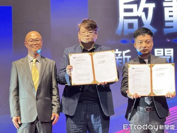 ▲星曜生醫科技公宣布與香港上市公司數科集團，6日舉辦盛大簽約儀式，由數科集團代表金聖賢、星曜生醫代表英籍華裔布萊恩．菲力浦斯代表簽約。（圖／記者林東良翻攝，下同）