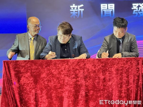 ▲星曜生醫科技公宣布與香港上市公司數科集團，6日舉辦盛大簽約儀式，由數科集團代表金聖賢、星曜生醫代表英籍華裔布萊恩．菲力浦斯代表簽約。（圖／記者林東良翻攝，下同）