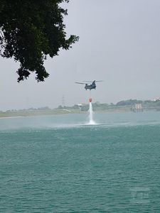 CH-47SD運輸直升機水袋吊掛　空運作戰隊模擬火場投水