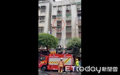 寵物貓跳窗躲4樓外牆！飼主為救牠受困雨遮　警消架長梯救人