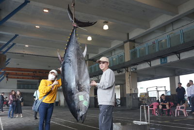 216公斤!今年蘇澳第一尾黑鮪魚現身 彎道超車成全國第一鮪
