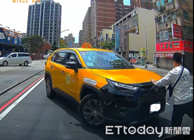 遭小黃追尾拒私了 運將想落跑...車主肉身擋車超危險